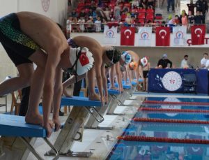 Düzce’de Yüzme Şenliği Nefes Kesti: 180 Minik Sporcu Kıyasıya Yarıştı
